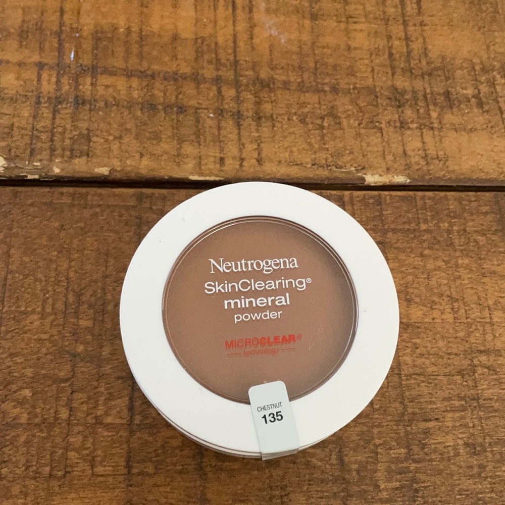 NEW Neutrogena Skin Clearing Mineral Powder 135
